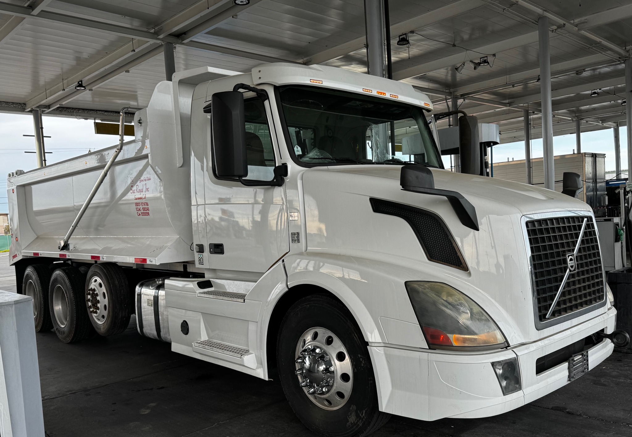 SacRoyal white dump truck